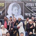 ঐক্যের বার্তা : সরোয়ারকে চাদর পরিয়ে দিলেন রহমাতুল্লাহ