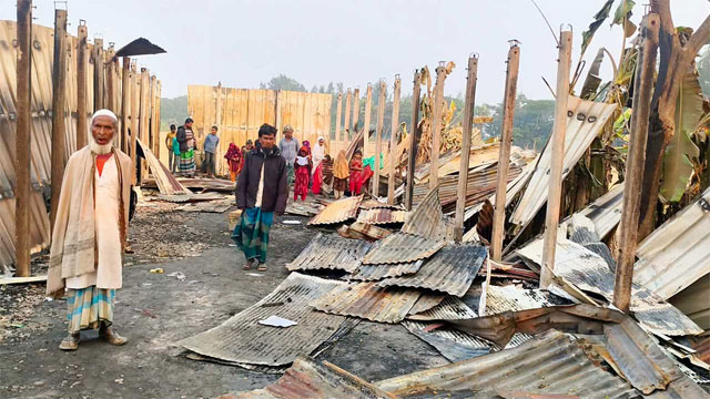 ছাত্রীকে নিয়ে পালালেন শিক্ষক, পুড়িয়ে দেওয়া হলো মাদরাসা