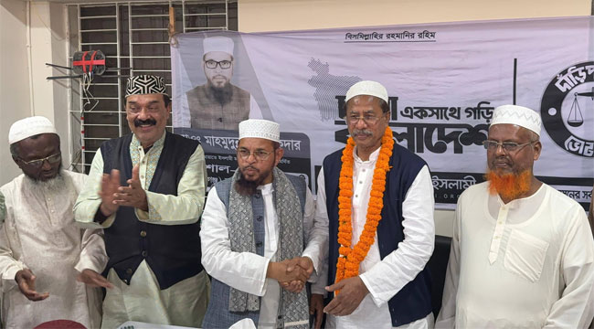 বাকেরগঞ্জে জামায়াত প্রার্থীকে ফুলেল শুভেচছা জানালেন এমপি, জামায়াত প্রার্থী দিলেন ফুলের মালা