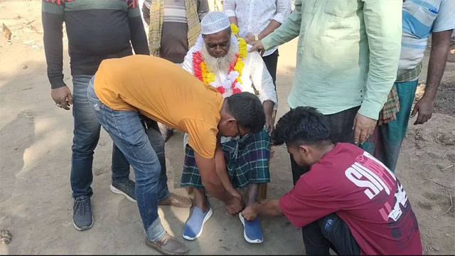 ১৭ বছর পর জুতা পরলেন সুরুজ পাঠান