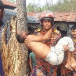 মনপুরায় গাছের মাথায় আটকে পড়া শ্রমিককে উদ্ধার করলো ফায়ার সার্ভিস