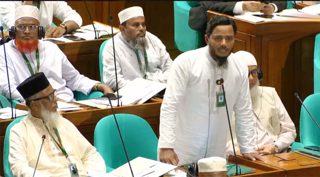 সংবিধান মানলে প্রধানমন্ত্রী অন্য দেশে, স্বরাষ্ট্রমন্ত্রীর দেশের বাইরে থাকার কথা : মাসুদ