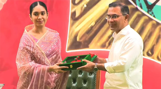 স্বাধীনতা পুরস্কার প্রাপ্তদের হাতে পদক তুলে দিলেন প্রধানমন্ত্রী