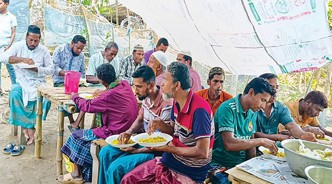 মসজিদে পাঁচ ওয়াক্ত নামাজ পড়লেই তিন বেলা খাবার ফ্রি