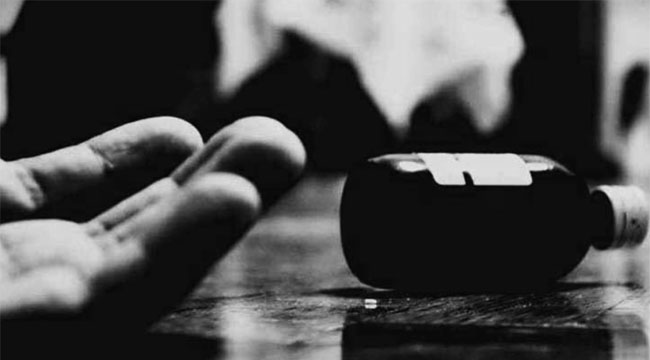 বিয়ের পর বাবার বাড়িতে ফিরে প্রেমিকের সঙ্গে তরুণীর বিষপান