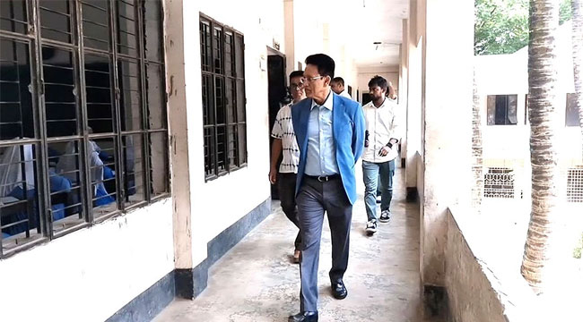 পতাকা ঢাকা গাড়ি, ছিল না প্রোটোকল হঠাৎ কেন্দ্রে শিক্ষামন্ত্রী