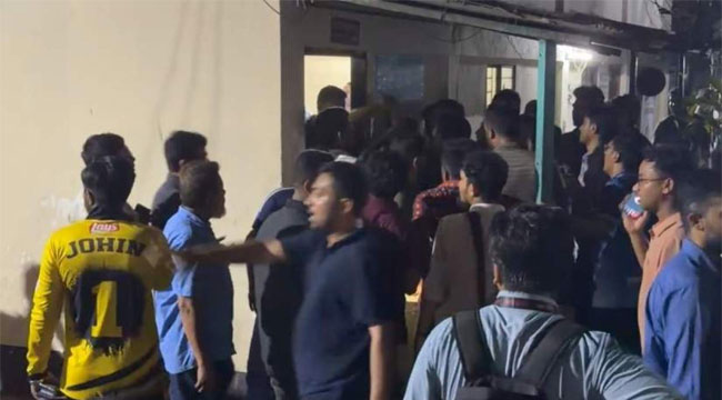 শাহবাগ থানায় জুবায়ের-মোসাদ্দেকের ওপর হামলা ছাত্রদলের