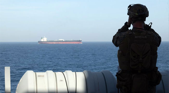 মার্কিন নৌবাহিনীকে ফাঁকি দিয়ে বন্দরে পৌঁছাল ইরানি জাহাজ