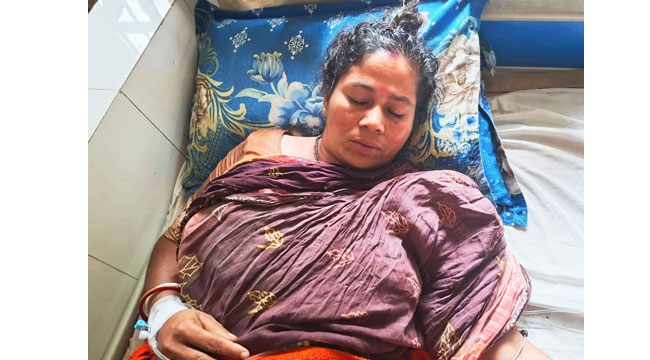 আগৈলঝাড়ায় সম্পত্তি নিয়ে বিরোধের জেরে চাচির পা ভেঙ্গে দিলো ভাতিজা