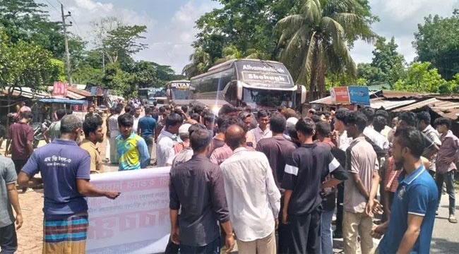 ভ্যান চালক মঞ্জু হত্যার বিচার দাবিতে ঢাকা-বরিশাল মহাসড়ক অবরোধ