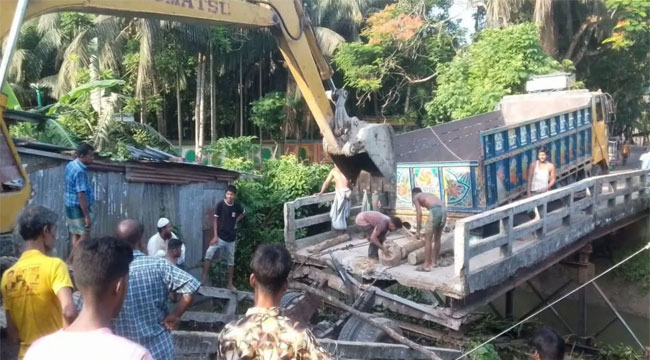 কাঁঠালিয়ায় পাথরবোঝাই ট্রাকের চাপে সেতু ধসে খালে, যোগাযোগ বিচ্ছিন্ন