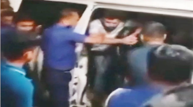 বাকেরগঞ্জে পুলিশের সামনে আসামির ওপর হামলা