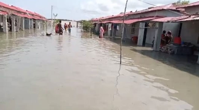 জোয়ারের পানিতে প্লাবিত মনপুরার আশ্রয়ন প্রকল্প