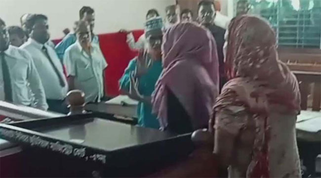 আদালতে ২ আইনজীবীর সংঘর্ষ-জুতা নিক্ষেপ, শোকজ