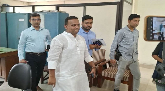 নৌ প্রতিমন্ত্রীর আকস্মিক পরিদর্শন, কর্মকর্তাদের অনুপস্থিতিতে অসন্তোষ