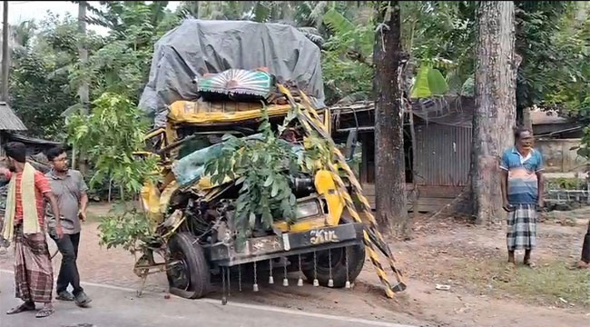 পিরোজপুরে দুই ট্রাকের মুখোমুখি সংঘর্ষ, ফায়ার সার্ভিসের অভিযানে তিনজন উদ্ধার