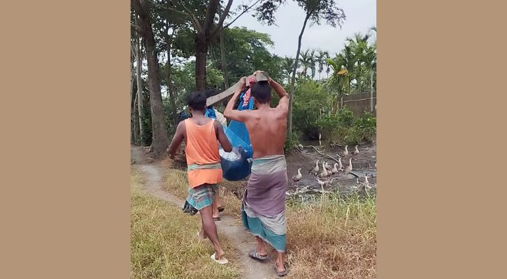 রাস্তা নেই, হাসপাতালে রোগী নিতে হয় বাঁশে ঝুলিয়ে