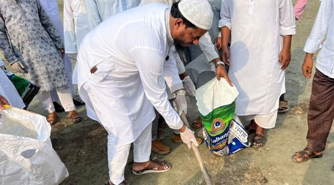 পশুর হাটের ময়লা নিজেই পরিষ্কার করলেন এমপি মাসুদ