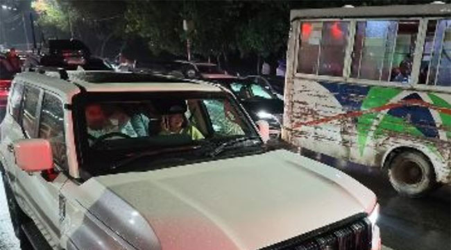 বৃষ্টিস্নাত সন্ধ্যায় স্ত্রীকে নিয়ে গাড়ি চালালেন প্রধানমন্ত্রী