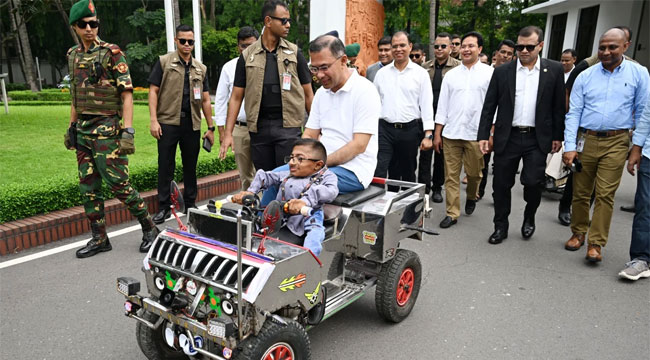 প্রতিবন্ধী ওয়াকিমুলের উদ্ভাবিত স্মার্ট কারে চড়লেন প্রধানমন্ত্রী