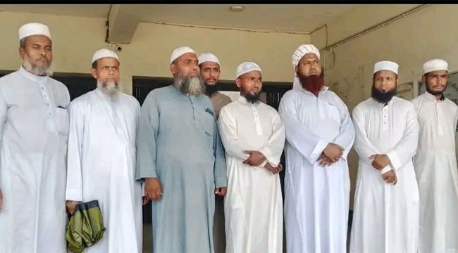 আগৈলঝাড়ায় উপজেলা জামে মসজিদের মাইকের তার ছেঁড়ার ঘটনায় দুই কর্মচারীকে শোকজ