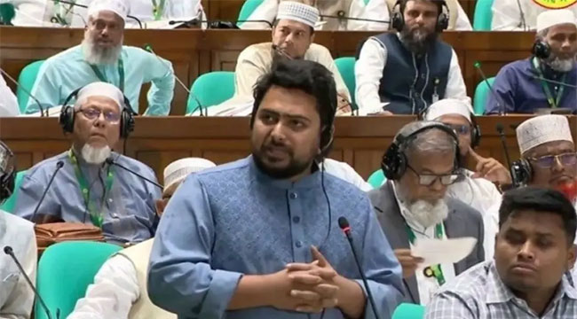 ‘নারী এমপিদের পোশাক নিয়ে মনিরুলের বক্তব্য বর্ণবাদী আচরণের বহিঃপ্রকাশ’