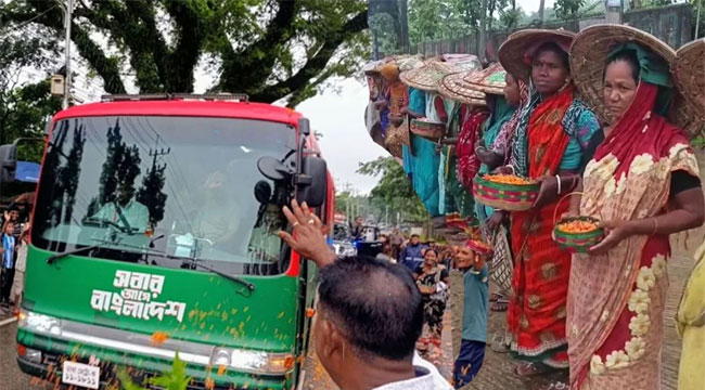 সিলেটে প্রধানমন্ত্রীকে ফুল ছিটিয়ে অভ্যর্থনা চা-শ্রমিকদের