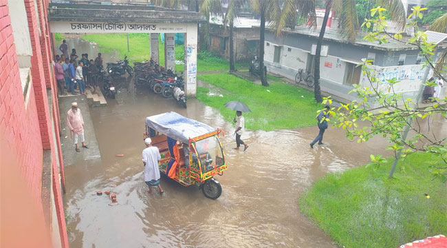 সামান্য বৃষ্টিতেই জলাবদ্ধ চরফ্যাশন চৌকি আদালত, স্থায়ী ড্রেনেজ ব্যবস্থার দাবি