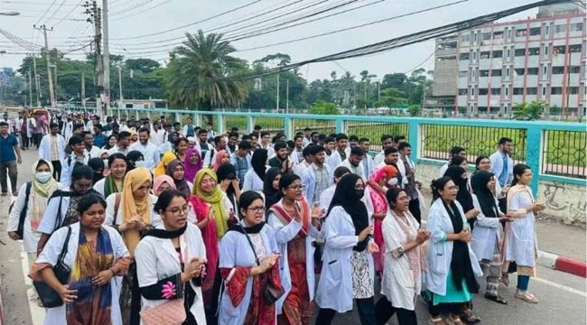 ৬ দাবিতে অনির্দিষ্টকালের জন্য ক্লাস-পরীক্ষা বর্জন শের-ই-বাংলা মেডিকেল শিক্ষার্থীদের