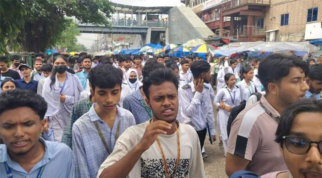 শিক্ষা ভবন ‘ঘেরাওয়ে’ সায়েন্সল্যাব থেকে মিছিল বের করলেন শিক্ষার্থীরা