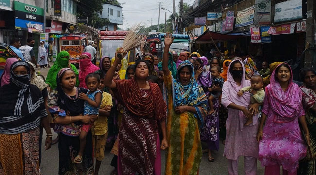 বিএম কলেজ ছাত্রদল নেতা‌দের বিরুদ্ধে ঝাড়ু মি‌ছিল