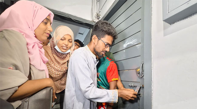 বরিশালে নবনিযুক্ত সিভিল সার্জনের অপসারণ দাবি, কক্ষে তালা দিয়ে বিক্ষোভ