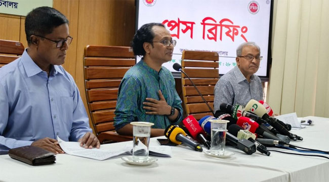 ৩২ ডিসিকে অবসরে পাঠানোর কারণ কী, জানালেন তথ্য উপদেষ্টা
