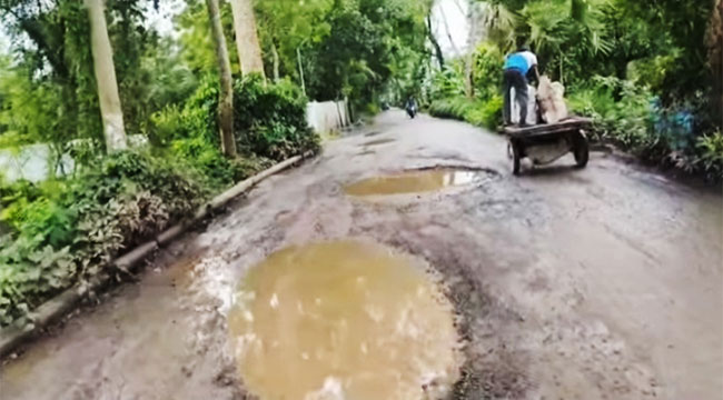 বানারীপাড়া-বরিশাল সড়ক যেন মারণফাঁদ, চরম দুর্ভোগে যাত্রীরা