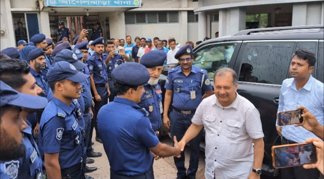 হামলার শিকার আগৈলঝাড়া থানা পরিদর্শনে তথ্যমন্ত্রী