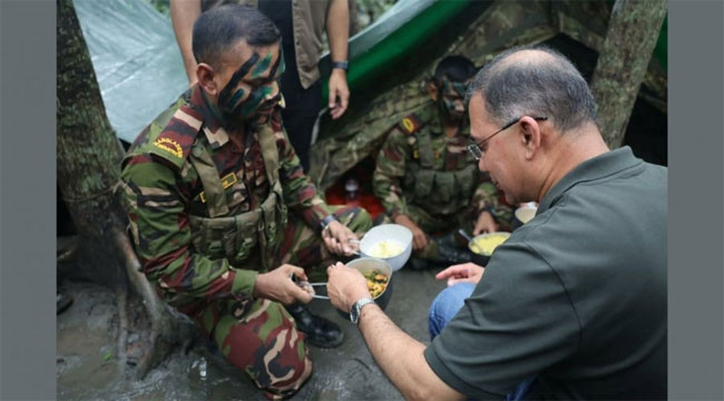 বাবুগঞ্জের জঙ্গলে সেনাবাহিনীর সঙ্গে ডাল-ভাত খেলেন প্রধানমন্ত্রী