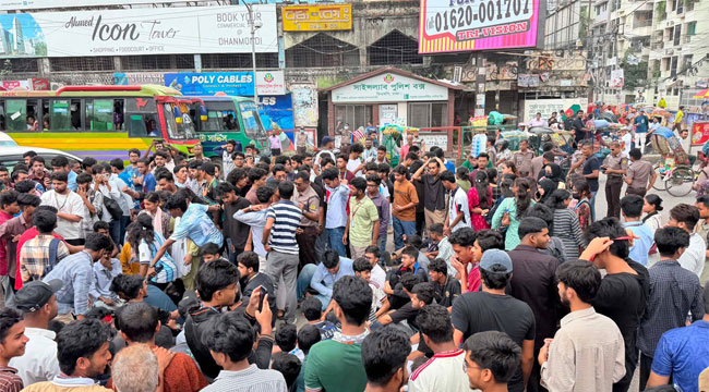 শিক্ষামন্ত্রীর পদত্যাগের দাবিতে সায়েন্স ল্যাব মোড় অবরোধ