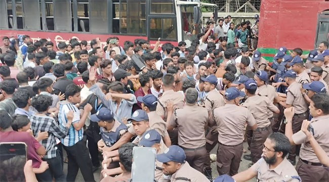 সড়কে শিক্ষার্থীরা, শিক্ষামন্ত্রীর পদত্যাগ দাবিতে উত্তাল দেশ