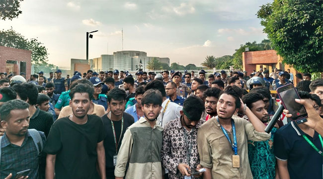 সংসদ ভবনের সামনে অবস্থান আন্দোলনকারীদের, প্রধানমন্ত্রীর সাথে বৈঠকে শিক্ষামন্ত্রী