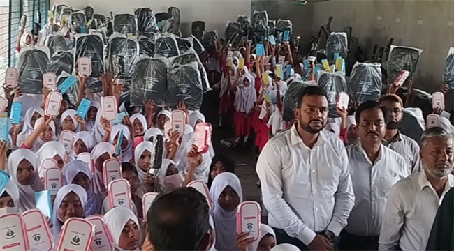 মেহেন্দিগঞ্জে শিক্ষার্থীদের মাঝে দুদকের শিক্ষা উপকরণ বিতরণ