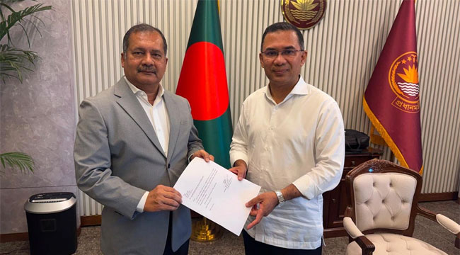 উপদেষ্টা হিসেবে প্রধানমন্ত্রীর হাতে যোগদানপত্র দিলেন জহির উদ্দিন স্বপন