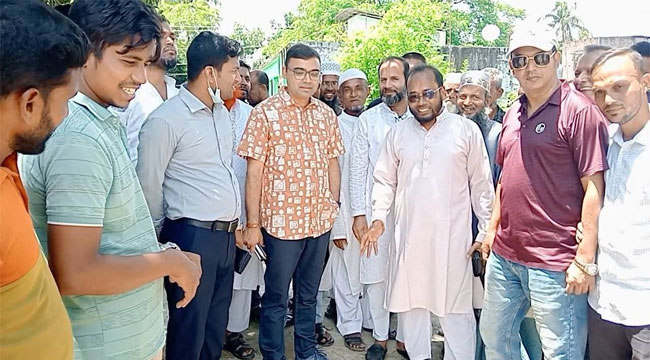 রঘুনাথপুর গো-হাটে পরিচ্ছন্নতা অভিযানে ইউএনওর সঙ্গে বিএনপি নেতা ফারুক  মৃধা