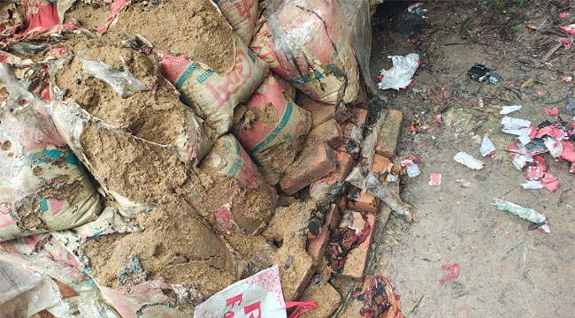 বাকেরগঞ্জে বালুভর্তি বস্তায় বিস্ফোরণে এক পরিবারের তিনজন দগ্ধ