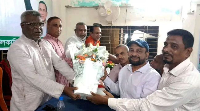 বিএনপির সভায় ফুল দিয়ে শুভেচ্ছা জানালেন আ.লীগ নেতা