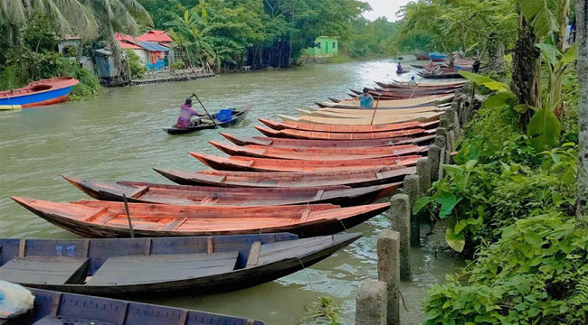 বর্ষায় জমজমাট আটঘরের শতবর্ষী নৌকা বেচাকেনার হাট