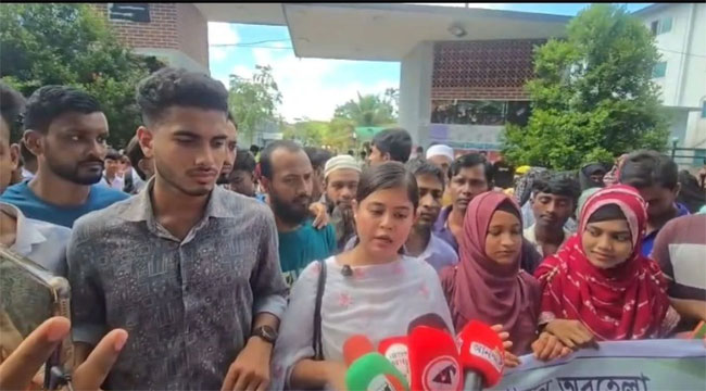 দুমকি ইউএনওর অপসারণ দাবিতে মানববন্ধন
