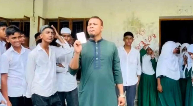 স্কুলে আইফোন নিয়ে আসে ছাত্র, ভেঙে ফেললেন শিক্ষক