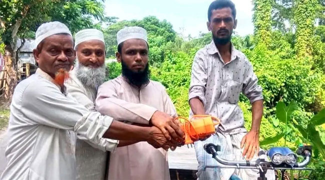 গৌরনদীতে জামায়াতের কাছ থেকে ভ্যান উপহার পেল শাহ আলম