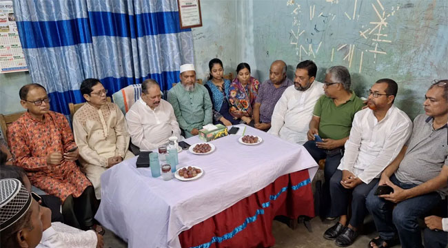 সাংবাদিক পুলক চ্যাটার্জির পরিবারের পাশে এমপি সরোয়ার