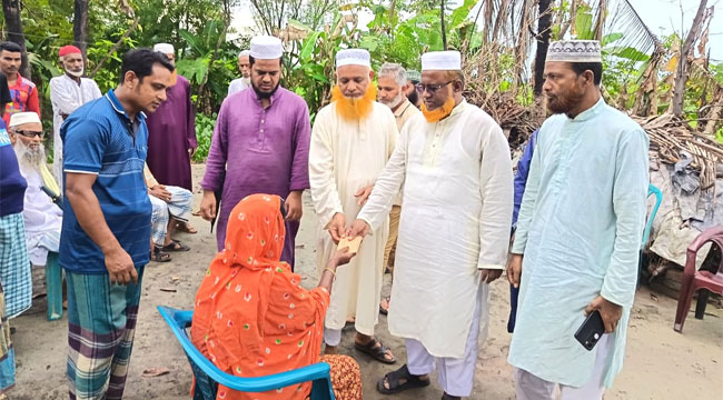 মুলাদীতে অগ্নিকাণ্ডে নিঃস্ব বিধবার পাশে জামায়াত